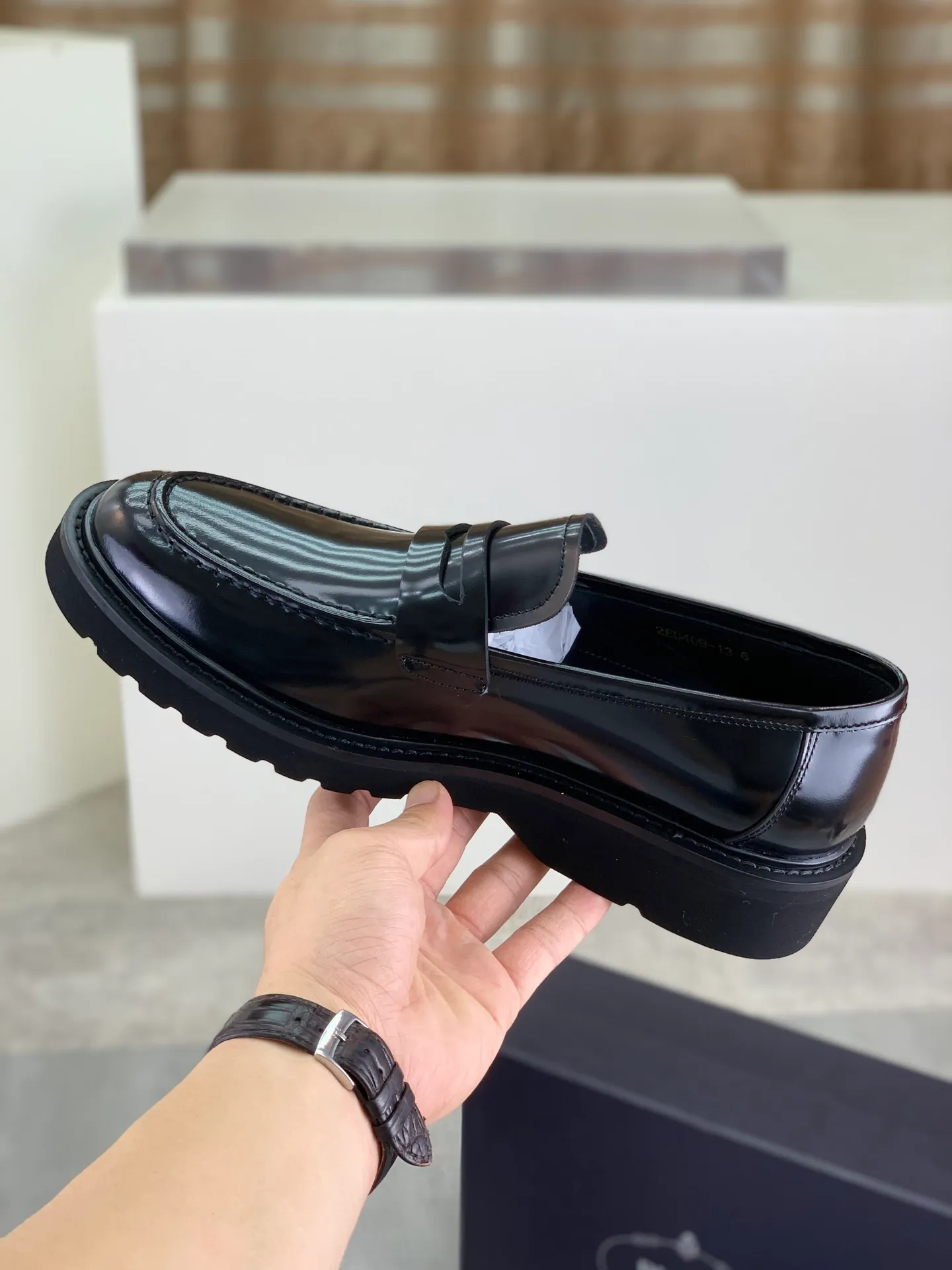 Factory price P880💰Original quality, top version🔱 ＰＲＡＤＡPrada. Men’s business casual leather shoes, top quality products. 1:1 shipment⬆️Luxurious and noble👞All imported original color-brushed edge beads, just to create a more comfortable wearing experience. Upper: Original comfortable open-edge bead rubbed color calfskin➕Top imported water-dyed full cow lining, original high-end lightweight and comfortable TPU foam combination bottom✔️Code number: 39-44 (38 45) 46 47 can be customized)